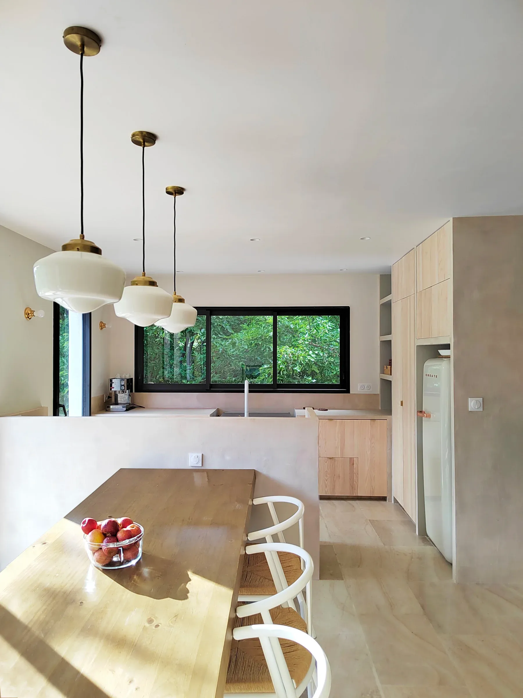 Conception d’une extension, aménagée en cuisine  dans la campagne d'Eoures à Marseille.