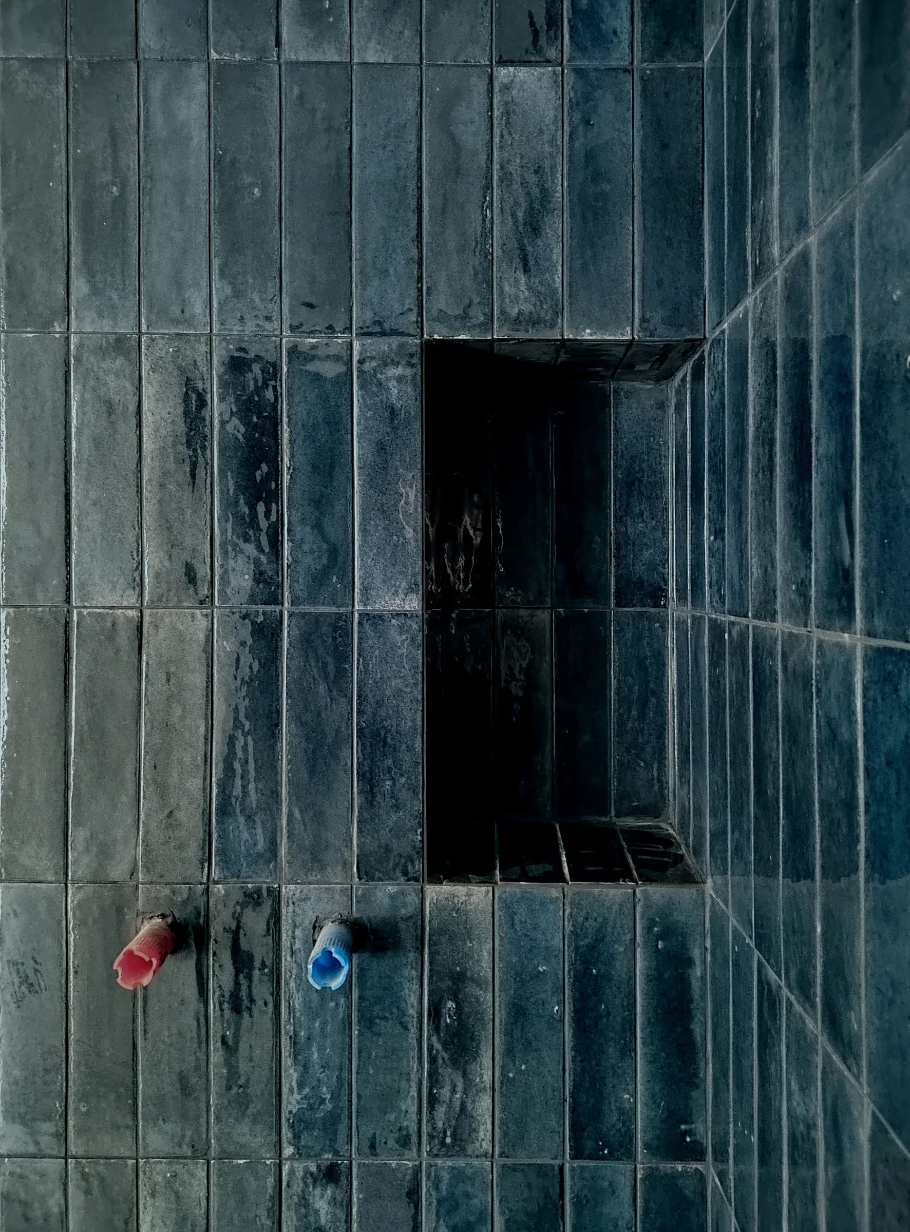 Niche carrelee en carrelage type zellige bleu