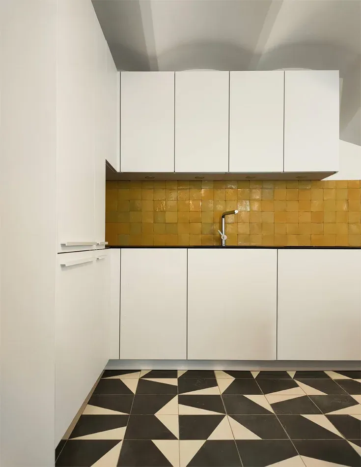 renovation cuisine endoume marseille facades blanches mates credence en zellige jaune