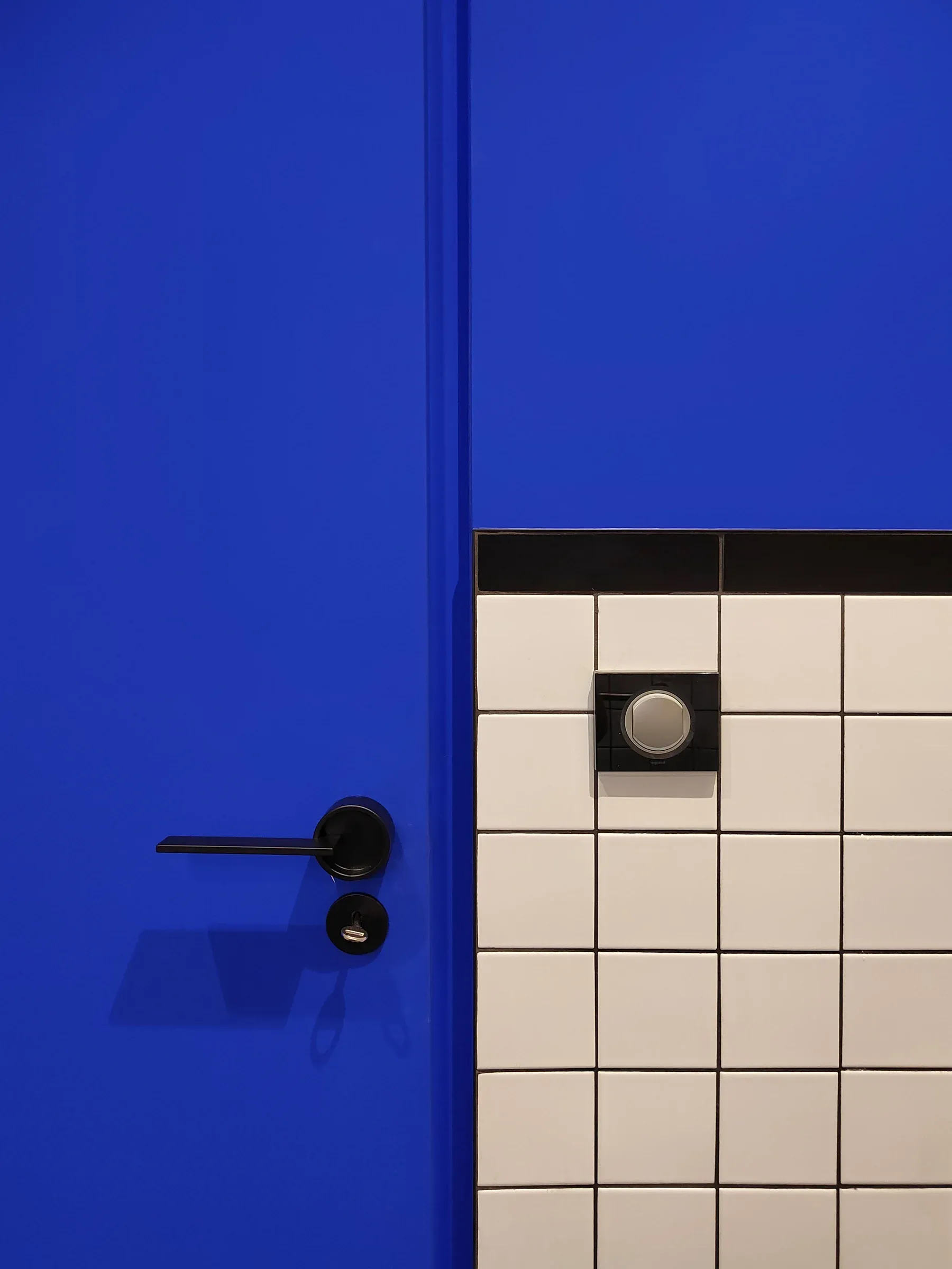 renovation maison contemporaine lascours carrelage blanc joint noir et peinture bleu klein