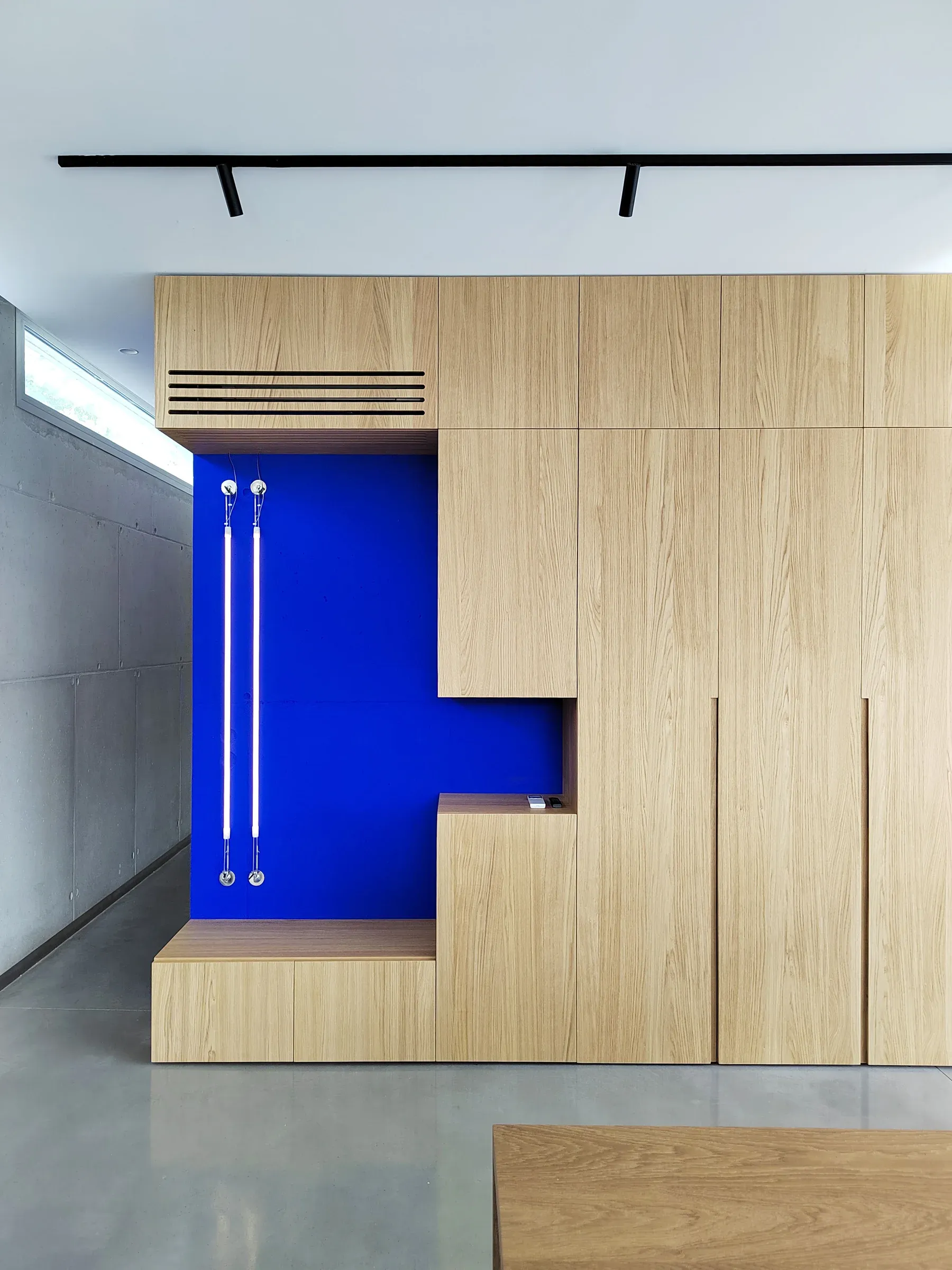 renovation maison lascours niche bleu klein et placards en chene