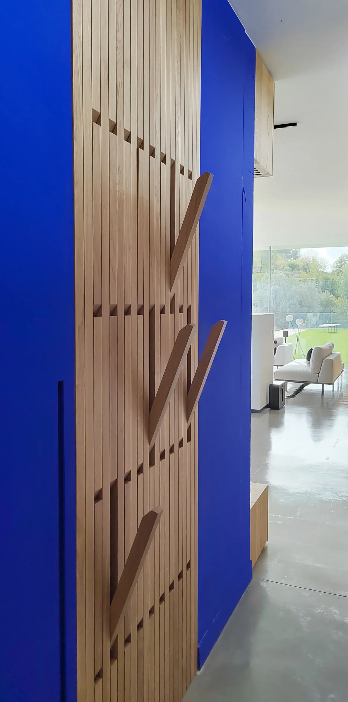 renovation maison lascours porte manteau sur mesure en bois et mur en bleu klein