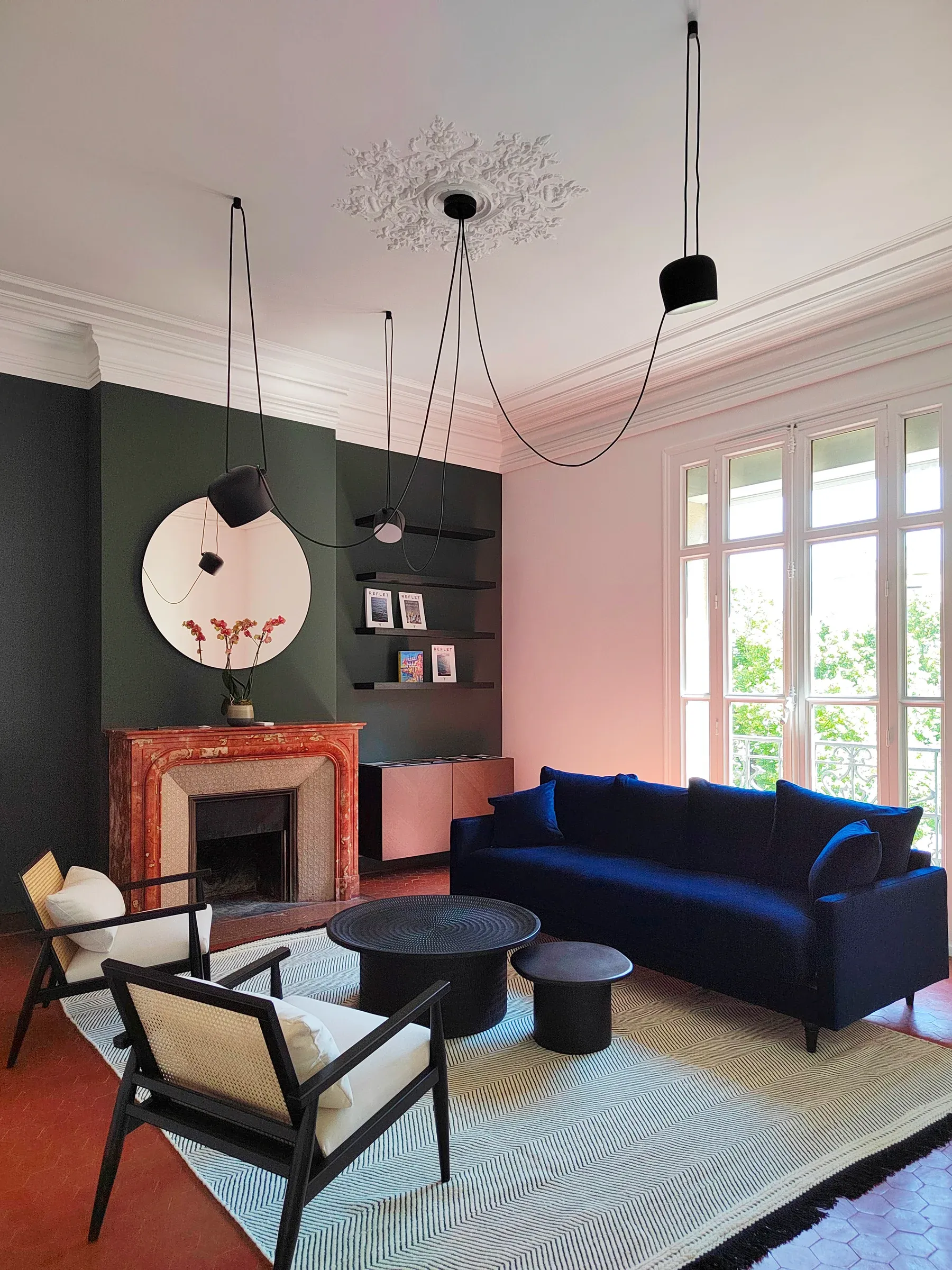 renovation rue paradis espace salon avec un canape en velour bleu marine