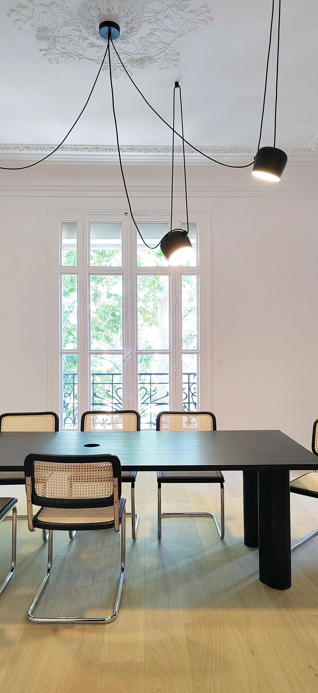 renovation rue paradis table en chene noir et chaises cesca