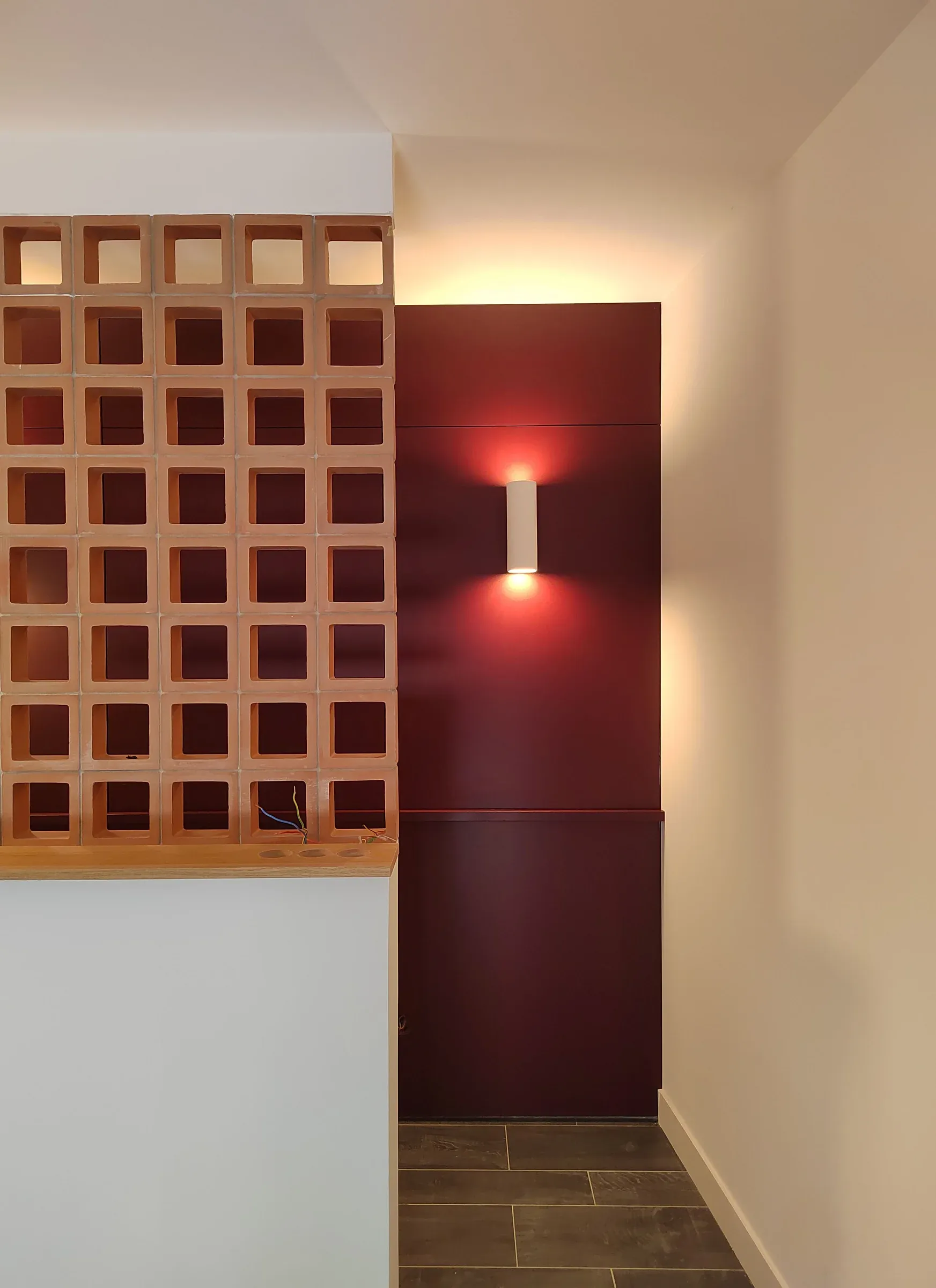 renovation suite parentale claustra terre cuite sur mur peint en bordeau