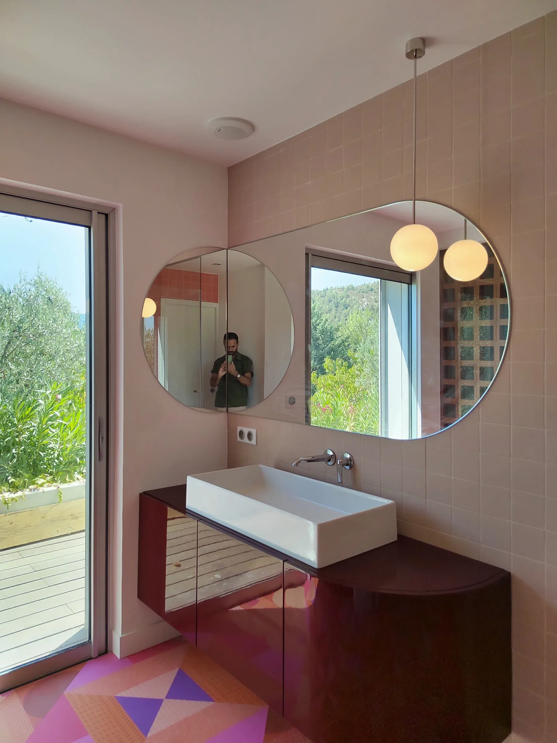 renovation suite parentale salle de bain coloree avec meuble et miroir aux angles arrondis