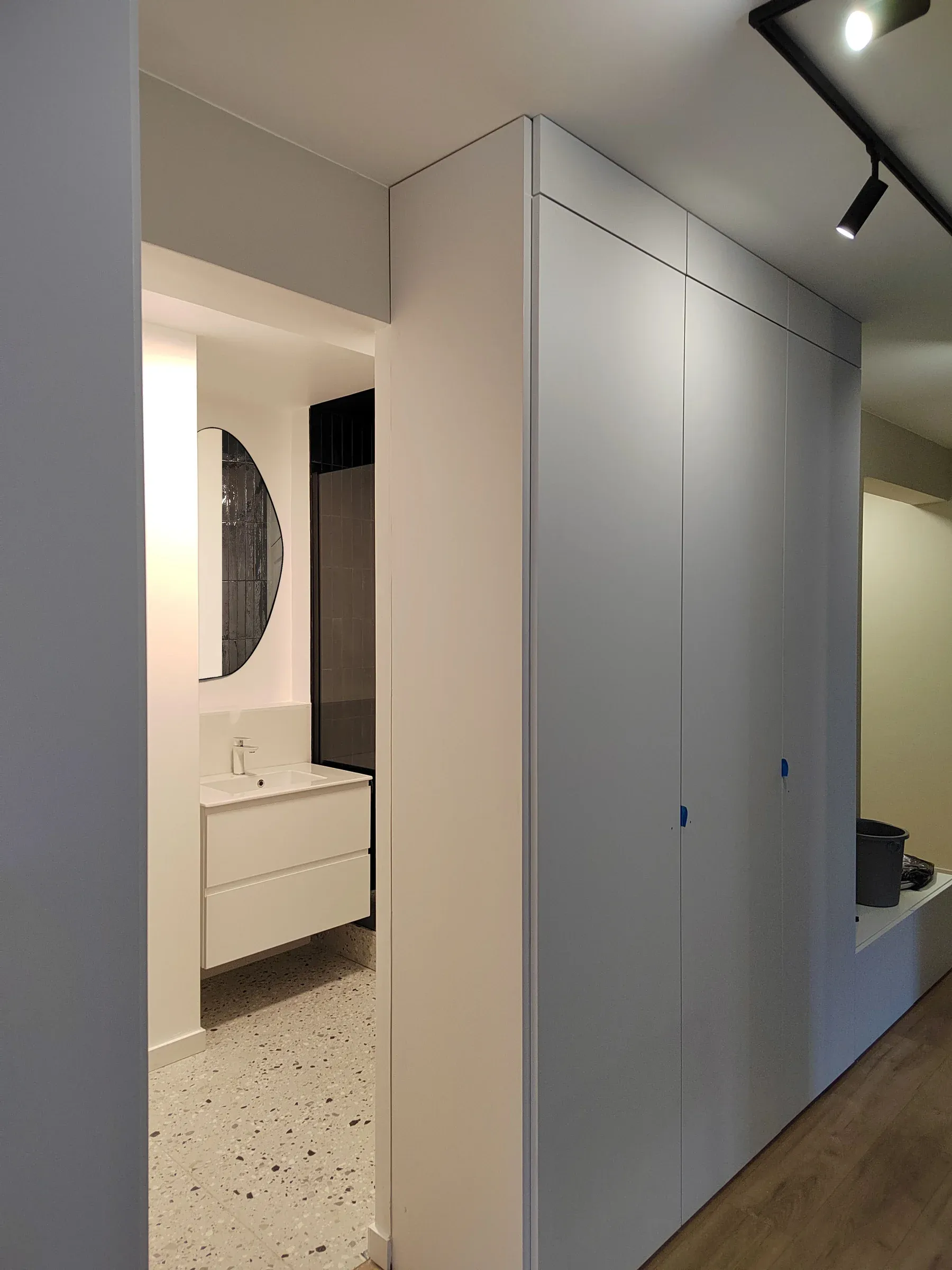 salle de bain derobee derriere un grand lineaire de placards sur mesures